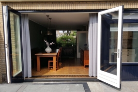 Driedelige deur in open stand