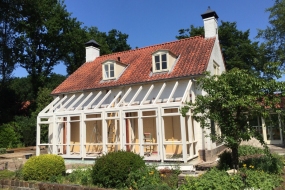Plaatsen kozijnen van serre