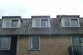Drie dakkapellen op een rij