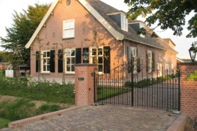 Voorzijde van gerenoveerde boerderij