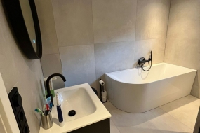 Badkamer grote tegels